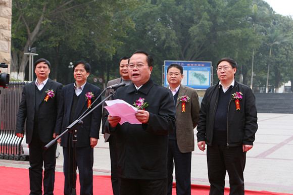 图为 周炳群在中国建筑科学研究院pkpm建筑工程造价软件捐赠暨百色