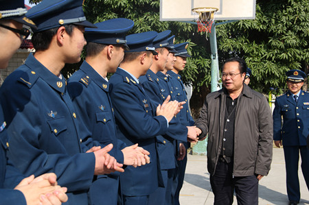 周炳群到我市重点企业及驻田阳空军开展春节慰问活动