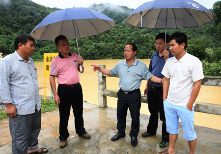 灾情发生后,该县政协主席农建华与县委副书记张国革,县纪委书记何淇光