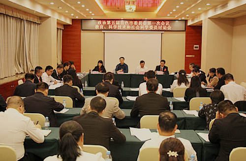黄建平副主席参加教育、科学技术和社会科学界委员小组讨论会